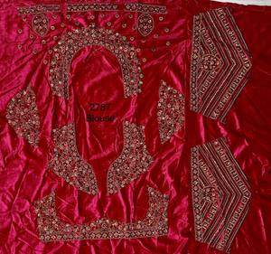 Lehenga choli เจ้าสาวในฤดูหนาวออกแบบด้วยด้ายเย็บปักถักร้อยและแพทช์ทำงานริ้วรอยฟรี - Product Image 2