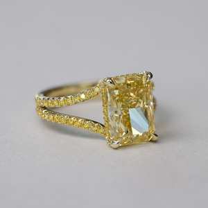 Anillo de compromiso de diamante cultivado en laboratorio amarillo radiante de 2.50CT, anillos finos de Halo oculto de cola de pez francés de oro amarillo de 14K - Product Image 4