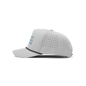 Casquette de golf respirante OEM avec cordon, visière incurvée, perforations laser et broderie personnalisée pour la performance athlétique - Product Image 2