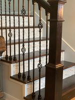 Rampe d'escalier moderne en fer forgé de luxe pour villa, balustres décoratifs - NguyenPhong Metal, garantie 5 ans