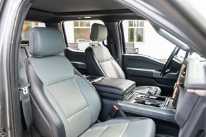 2022 F-150 Lighting La-riat ไมล์น้อย เครื่องยนต์สมบูรณ์ ระบบเกียร์อัตโนมัติ หลังคาพาโนรามา ไฟ LED พร้อมส่ง - Product Image 2