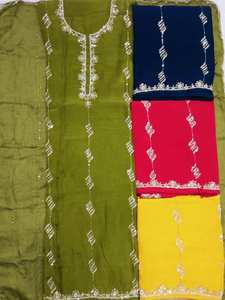 Costumes indiens de créateur modernes non cousus brodés à la main pour femmes pour les fêtes de style traditionnel - Product Image 4