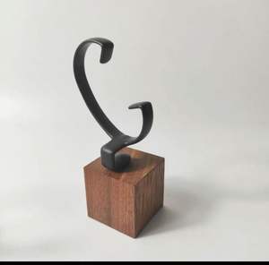 Support de présentation de montre en acrylique transparent moderne personnalisé avec base en bois - Comptoir de vente au détail pour un montage facile - Product Image 6