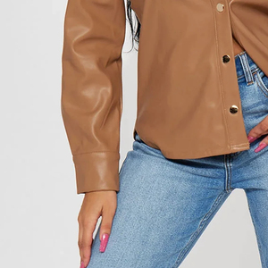 T-shirts pour femmes de style streetwear, conçus sur mesure dans des couleurs unies, fabriqués en cuir PU, design tendance 2025, chemise en cuir pour femmes - Product Image 3