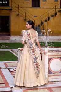 Ensemble Lehenga Choli en tissu framboise, style ethnique indien, avec broderies de sequins et de fils, et chemisier en dentelle et dupatta assorti. - Product Image 4