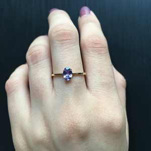 แหวนทองคำแท้ 14K รูปไข่ ประดับพลอยแทนซาไนต์ธรรมชาติ ดีไซน์น่ารักสำหรับทุกเพศ ใช้เป็นแหวนสัญญา ตัวเรือนแบบ Bezel Setting ประดับพลอยเดี่ยว ประจำเดือนธันวาคม - Product Image 2