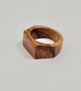 Anillo de madera personalizable con detalles grabados y acabado liso, que ofrece un toque personal único para el día a día. - Product Image 3