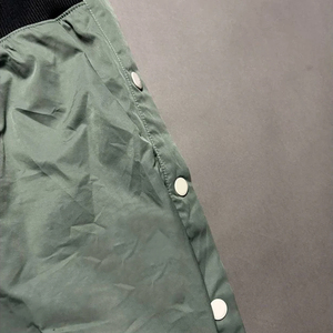 Venta al por mayor de color verde ligero personalizado botón pantalones de chándal Casual Stripe Flare Track Nylon cortavientos pantalones para los hombres - Product Image 4