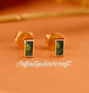 Boucles d'oreilles clous en argent sterling plaqué or avec Moldavite brute taille coussin et sertissage clos |   Bijoux élégants pour femmes Anniversaire Anniversaire de mariage - Product Image 1
