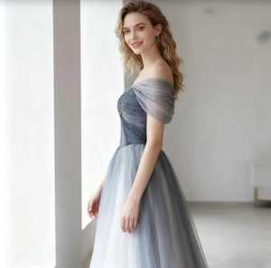 Magnifique robe de soirée vintage longue jusqu'au sol, décolleté en cœur, broderie à la main, écologique, gris bleu marine, 100% - Product Image 5