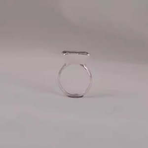 Anillo de acento de diamante cultivado en laboratorio de corte radiante verde Ajuste de bisel 14KT Oro blanco sólido Anillo de diamante de compromiso valioso - Product Image 5