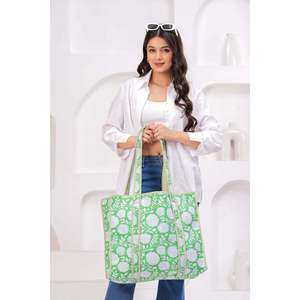 Bolso Tote de Algodón con Estampado Floral Hecho a Mano, Verde y Blanco, Acolchado, con Asa, Ecológico, Cierre Abierto, para Uso Diario - Product Image 1