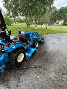Mini Tractor LS de 23 HP y 4 Ruedas Motrices a Bajo Precio con Motor EPA, Cargador Frontal y Retroexcavadora, Tractor Cortacésped Versátil para Granja - Product Image 5