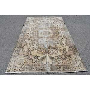 Tapis turc classique vintage Beige marron 5.2x8.5 pieds en laine faite à la main avec motif de patchwork en latex pour chevet - Product Image 1