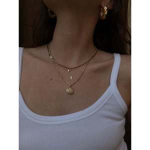 Colgante Clave de Sol Vintage Chapado en Oro de Acero Inoxidable y Aleación de Zinc con Patrón de Gota de Agua y Letras, Estilo Religioso con Incrustaciones Talladas - Product Image 1