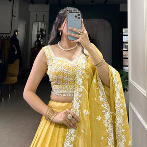 Ensemble Lehenga Choli de haute qualité jupe évasée en filet Dupatta avec broderie lourde traditionnelle indienne pakistanaise - Product Image 1