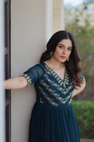 Robe Anarkali Traditionnelle Indienne Moderne avec Broderies de Perles Multifilament et Paillettes Faux-Éclatantes, Disponible en Grandes Tailles
