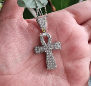 Colgante de Cruz de Jesús para amantes del hip hop hecho en oro blanco de 10kt con diamantes de moissanita de corte brillante redondo - Product Image 5