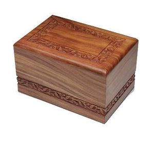 Urne de crémation en bois élégante pour les cendres adultes avec des détails fabriqués à la main pour l'affichage à la maison et le mémorial - Product Image 1