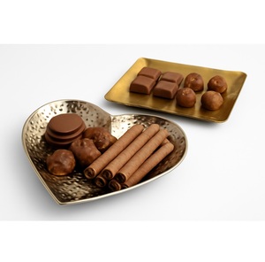 Bandeja DE SERVICIO DE METAL decorativa diseñada para agregar un toque lujoso a su presentación de postres, desde chocolates hasta dulces. - Product Image 1
