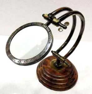 Lot de trois loupes à hauteurs variables, avec des supports en laiton et noir sur une base rectangulaire au prix de gros - Product Image 3