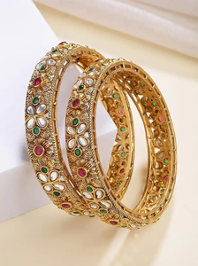 Los brazaletes anchos de latón de piedra floral, Kundan completamente cubiertos con gemas de color, rubí y verde, están disponibles a precios al por mayor - Product Image 1