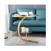 Tables d'appoint en bois offrant une chaleur naturelle, un charme durable, une qualité artisanale et un style décontracté, adaptées aux intérieurs décontractés
