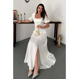 Vestido de satén color crudo con abertura. - Color crudo - Product Image 2