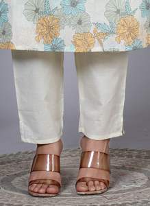 Ensemble Kurta droit en coton imprimé floral moutarde pour femmes avec col en V et manches 3/4, associé à un pantalon et un dupatta assortis - Product Image 3