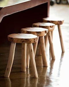 Taburete de madera compacto adecuado para espacios pequeños, cocinas y dormitorios que proporcionan un diseño funcional que ahorra espacio - Product Image 1
