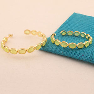 Proveedor mayorista de aretes de aro grandes con múltiples piedras preciosas ovaladas de prehnita y calcedonia, latón chapado en oro de 18 quilates, joyería moderna para mujer - Product Image 4