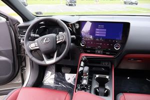 Super Clean 2025 Lexus NX Hybrid con llantas de aleación Asientos de cuero Sistema de navegación Arranque remoto Techo solar Asientos calefactables - Product Image 5