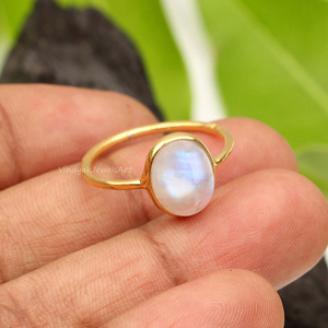 Belle bague en pierre de lune arc-en-ciel 8x10mm forme ovale en argent sterling 925 plaqué or 18 carats éternité vermeil fabricant en gros - Product Image 3