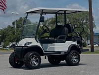 Voiturette de golf électrique tout-terrain blanche et noire 5-6 places avec auvent, autonomie 30 km, vitesse 30 km/h, idéale pour les complexes hôteliers et les terrains de golf
