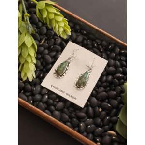 Boucles d'oreilles pendantes en turquoise noire et argent sterling, forme goutte d'eau, faites à la main par des artisans Navajo - Product Image 4