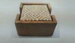 ชุดจานรองแก้วไม้ทรงสี่เหลี่ยมคุณภาพสูง 4 ชิ้น เป็นมิตรกับสิ่งแวดล้อม ใช้ซ้ำได้ ดีไซน์มินิมอล กันลื่น ขนาด 4x4 นิ้ว - Product Image 4