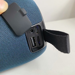 Altavoz inalámbrico portátil Nuofan Flip8 5.3 con LED RGB y batería de 1200 mAh para coche, teléfono y uso en exteriores - Product Image 5