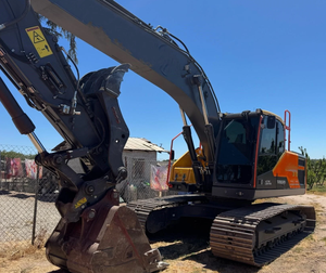 Oferta de subasta de primera categoría para excavadora de cadenas EC220EL 2022 con peso operativo de 55,000 lb y pulgar hidráulico - Product Image 1