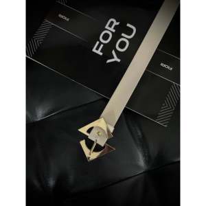 Ceinture pour femme de créateur avec boucle dorée en cuir de vache - Product Image 1