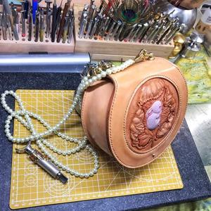 Sacs à main en cuir usiné sur mesure dans des conceptions sur mesure idéales pour la revente par les magasins d'accessoires en cuir de couleur pêche. - Product Image 2