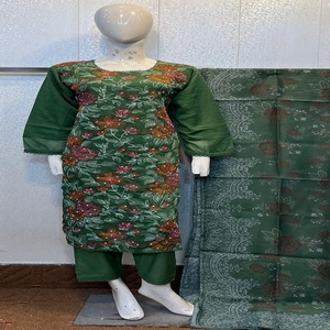 Vêtements d'hiver Shalwar kameez pour femmes en mousseline de soie de très haute qualité avec des broderies très fines - Product Image 1