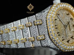 นาฬิกาข้อมือหน้าปัดดำประดับเพชรโมอิสซาไนต์ พร้อมแสดงวันที่ จากผู้ผลิตในอินเดีย ตัวเรือนแบบมีขอบและสายแบบคล้อง - Product Image 2