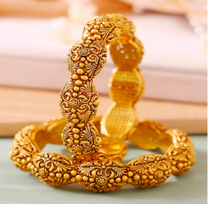 Brazaletes de latón grueso y ornamentados con detalles de tallados de templos. Disponible a precios de mayoreo. - Product Image 1