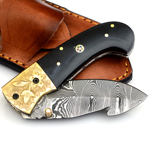 Couteau pliant fait main en acier damas personnalisé avec manche en corne Couteau pliant de haute qualité avec pochette en cuir Couteaux de camping. - Product Image 4
