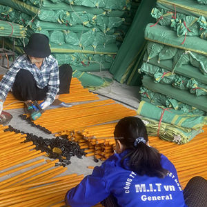 Manche de balai en bois pour balai ou serpillière, outil de nettoyage avec revêtement PVC imitation bois - Product Image 2