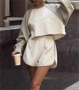 Conjunto de ropa deportiva de verano informal de talla grande para mujer 2025, pantalones cortos deportivos elásticos de manga corta con cuello bordado, transpirables de dos piezas - Product Image 4