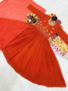 Incluye pantalones Kurti estilo anarkali acampanados y una dupatta de gasa estampada adecuada para armarios informales y festivos. - Product Image 5