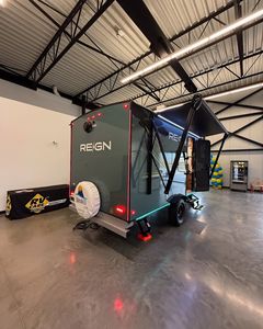 Caravane compacte abordable Reignn pour 4 personnes, en aluminium léger, design moderne, cuisine coulissante, plancher en bois - Product Image 2