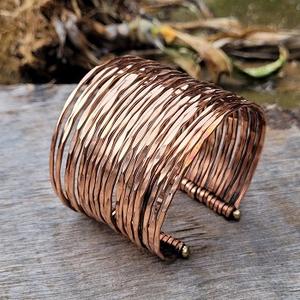 Brazalete de Latón Hecho a Mano, Brazalete y Pulsera de Cobre con Dijes, Diseño Moderno, Pieza de f s international - Product Image 1