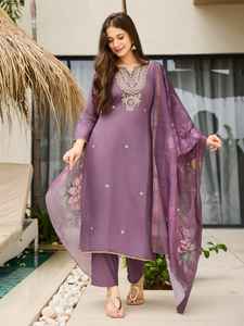 Violet Viscose Rayonne Broderie Travail Vêtement Ethnique Haut Bas & Dupatta Lehenga Choli pour Festive Party Wear Vintage Silk Style - Product Image 4